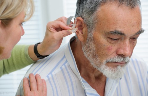老年性耳聋可戴助听器辅助听力.jpg